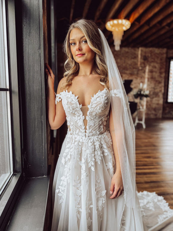 Light Tulle Fingertip Veil