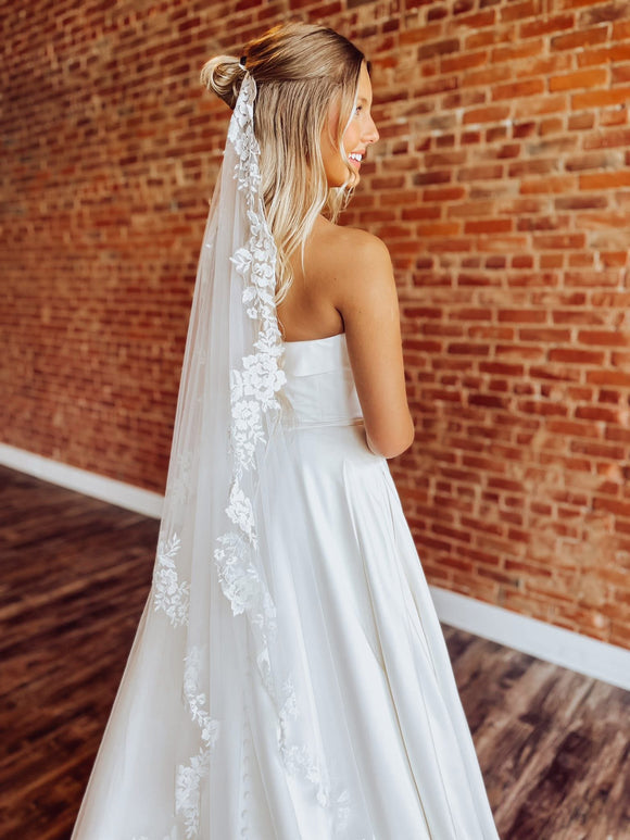 Lace Trimmed Waltz Veil